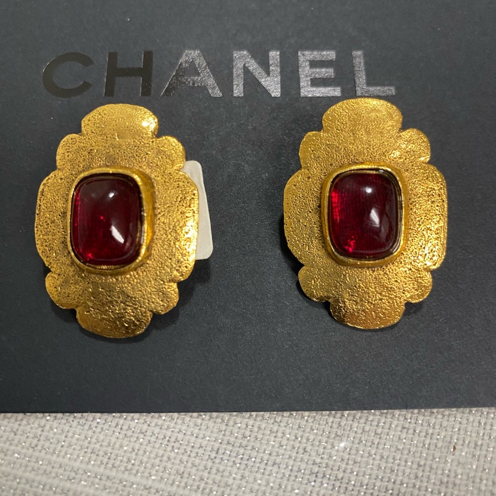 VINTAGE CHANEL MASON CLIP ON EARRINGS 🤩